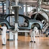Công nhân làm việc trên dây chuyền sản xuất xe điện của Tập đoàn sản xuất xe hơi Đức Volkswagen (VW) ở Dresden, Đức. (Ảnh: AFP/TTXVN)