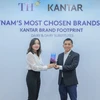 Ông Trương Quốc Bảo - Giám đốc Marketing Tập đoàn TH, đại diện nhận cup chứng nhận vinh danh TH, một trong top những thương hiệu được người tiêu dùng lựa chọn nhiều nhất, có mức tăng trưởng chỉ số tiếp cận người tiêu dùng cao nhất trong top 5 thương hiệu sữa và sản phẩm thay thế sữa trên thị trường Việt Nam.