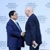 Thủ tướng Phạm Minh Chính và Nhà sáng lập kiêm Chủ tịch điều hành Diễn đàn Kinh tế thế giới (WEF) Klaus Schwab. (Ảnh: Dương Giang/TTXVN)