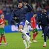 Tiền đạo Pháp Kylian Mbappe (số 7) ăn mừng chiến thắng trước tuyển Bồ Đào Nha. (Ảnh: THX/TTXVN)