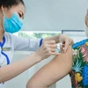 Nhân viên y tế tiêm vaccine phòng bệnh bạch hầu cho người dân. (Ảnh minh họa. Minh Quyết /TTXVN)