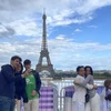 Người dân và khách du lịch chụp ảnh kỷ niệm từ xa do quảng trường Trocaderon và cầu Lena dẫn sang tháp Eiffel đã được trưng dụng cho các hoạt động của Thế vận hội Olympic. (Ảnh: Thu Hà/TTXVN)
