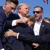 Hình ảnh trích từ video cho thấy mật vụ Mỹ bảo vệ cựu Tổng thống Donald Trump rời khỏi bục diễn thuyết trong cuộc vận động tranh cử ở Butler, bang Pennsylvania, ngày 13/7/2024. (Ảnh: AP/TTXVN)