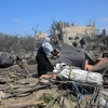Cảnh đổ nát sau vụ không kích của Israel xuống khu vực Mawasi ở thành phố Khan Younis, phía Nam Dải Gaza ngày 13/7/2024. (Ảnh: THX/TTXVN)