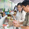 Người dân tham quan cửa hàng giới thiệu sản phẩm OCOP An Giang. (Ảnh: Thanh Sang/TTXVN)