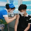 Nhiều người dân tại Đồng Nai chủ động tiêm vaccine có thành phần phòng bệnh bạch hầu tại các cơ sở tiêm chủng. (Ảnh: Lê Xuân/TTXVN)