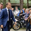 Tổng thống Pháp Emmanuel Macron rời điểm bầu cử Quốc hội ở Le Touquet ngày 30/6. (Ảnh: THX/TTXVN)