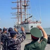 Quang cảnh tiễn đoàn công tác tàu buồm 286-Indonesia rời quân cảng Surabaya, Indonesia. (Ảnh: Đào Trang/TTXVN)