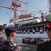 Hải quân Indonesia tiễn đoàn công tác tàu buồm-286 Lê Quý Đôn rời bến. (Ảnh: Đào Trang/TTXVN)