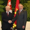 Đồng chí Raul Castro Ruz, Bí thư Thứ nhất Ban chấp hành Trung ương Đảng Cộng sản Cuba, Chủ tịch Hội đồng Nhà nước và Hội đồng Bộ trưởng Cộng hòa Cuba đón Tổng Bí thư Nguyễn Phú Trọng chiều 29/3/2018, tại Cung Cách mạng ở Thủ đô La Habana. (Ảnh: Trí Dũng/TTXVN)