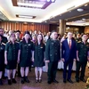 Đại sứ Việt Nam tại Đức Vũ Quang Minh (thứ 3, từ phải sang) cùng các cựu chiến binh tưởng niệm các anh hùng, liệt sỹ hy sinh trong các cuộc chiến bảo vệ tổ quốc. (Ảnh: Phương Hoa/TTXVN)