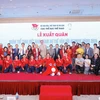 Các đại biểu chụp ảnh chung với Đoàn Thể thao Việt Nam tại lễ xuất quân. (Ảnh: Minh Quyết/TTXVN)