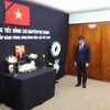 Tổng Bí thư Đảng Cộng sản Nam Phi Solly Mapaila tưởng niệm Tổng Bí thư Nguyễn Phú Trọng. (Ảnh: Nguyễn Hoàng Minh/TTXVN)