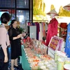 Gian hàng của Việt Nam trưng bày các mặt hàng nông sản, thực phẩm chế biến như hải sản, cà phê, hạt điều, giày dép, may mặc… (Ảnh: Thành Dương/TTXVN)