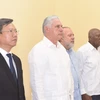 Bí thư thứ Nhất Ban Chấp hành Trung ương Đảng, Chủ tịch Cuba Miguel Díaz-Canel Bermúdez (thứ hai từ trái sang) và các đồng chí: Ủy viên Bộ Chính trị, Thủ tướng Manuel Marrero Cruz, Phó Chủ tịch Quốc hội Ana María Mari Machado, Ủy viên Bộ Chính trị, Bộ trưởng Ngoại giao Bruno Rodríguez Parilla và Đại sứ Việt Nam Lê Quang Long (ngoài cùng bên trái) viếng Tổng Bí thư Nguyễn Phú Trọng. (Ảnh: Việt Hùng/TTXVN)