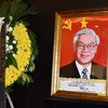 Ông Thành Quý Sinh và ông Mao Vạn Lý trao tặng bức vẽ chân dung Tổng Bí thư Nguyễn Phú Trọng tại Lễ viếng ở Bắc Kinh. (Ảnh: Thành Dương/TTXVN)