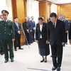 Phó Chủ tịch Quốc hội Lào Chaleun Yiapaoher và đoàn dành phút mặc niệm tưởng nhớ Tổng Bí thư Nguyễn Phú Trọng. (Ảnh: Xuân Tú/TTXVN)