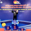 Trần Quyết Chiến lên bục nhận Cup nhà vô địch Giải Billiards Carom 3 băng Quốc tế Bình Dương lần thứ 12 năm 2024. (Ảnh: TTXVN phát)