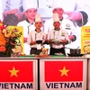 Chuyên gia cắt tỉa Phạm Văn Đông và đầu bếp Nguyễn Văn Thông giới thiệu sản phẩm được chế biến trực tiếp tại Lễ hội Ẩm thực Việt Nam. (Ảnh: Ngọc Thúy/TTXVN)