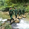 Cán bộ, chiến sỹ Đồn Biên phòng Hướng Lập tuần tra trên địa bàn. (Ảnh: Minh Đức/TTXVN)