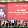 Lãnh đạo Tỉnh ủy, Ủy ban Nhân dân tỉnh Lâm Đồng tặng hoa chúc mừng 11 cán bộ được điều động, bổ nhiệm giữ chức vụ mới. (Ảnh: Nguyễn Dũng/TTXVN)