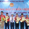 Giám đốc Sở Giáo dục và Đào tạo Hà Nội Trần Thế Cương chúc mừng và tặng giấy khen cho các học sinh. (Ảnh: Thanh Tùng/TTXVN)