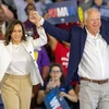 Phó Tổng thống Mỹ Kamala Harris (trái) và ứng viên liên danh tranh cử Tim Walz trong cuộc vận động bầu cử ở Detroit, bang Michigan, ngày 7/8/2024. (Ảnh: THX/TTXVN)