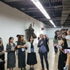 Nicolas Bourriaud - Giám đốc nghệ thuật của Triển lãm Gwangju Biennale lần thứ 15 trả lời câu hỏi của các phóng viên trong phòng trưng bày các tác phẩm nghệ thuật của triển lãm. (Ảnh: Đức Thắng/TTXVN)