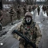 Quân nhân Ukraine tuần tra quanh căn cứ quân sự ở vùng Donetsk tháng 2/2023. (Ảnh: AFP/TTXVN)