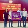 Đại diện TPBank cùng đại diện Công ty cổ phần Tập đoàn Vàng bạc đá quý DOJI trao ủng hộ 1 tỷ đồng tới bà Vũ Thị Hiền Hạnh - Phó Chủ tịch Ủy ban Nhân dân tỉnh Yên Bái và ông Giàng A Tông - Chủ tịch Ủy ban Mặt trận Tổ quốc Việt Nam tỉnh Yên Bái. (Ảnh: TPBank)