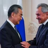 Thư ký Hội đồng An ninh Liên bang Nga Sergei Shoigu và Bộ trưởng Ngoại giao Trung Quốc Vương Ngh. (Ảnh: XInhua)