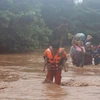 Lực lượng cứu hộ sơ tán người dân khỏi vùng ngập lụt tại Nay Pyi Taw, Myanmar, ngày 12/9. (Ảnh: THX/TTXVN)