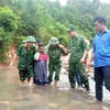 Các lực lượng hỗ trợ người dân qua lại ngầm tràn, điểm giao thông đảm bảo an toàn. (Ảnh: TTXVN phát)