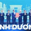 Thủ tướng Phạm Minh Chính trao Quyết định phê duyệt Quy hoạch thời kỳ 2021-2030, tầm nhìn đến năm 2050 cho lãnh đạo tỉnh Bình Dương. (Ảnh: Dương Giang/TTXVN)