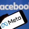 Biểu tượng Meta và Facebook trên màn hình điện thoại thông minh ở Paris, Pháp. (Ảnh: Getty Images/TTXVN)