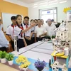 Bí thư Tỉnh ủy Bình Dương Nguyễn Văn Lợi động viên Đội tuyển Robocon tại Trường Trung học cơ sở Mỹ Phước, thành phố Bến Cát trước thềm chuyến đi thi tại Thổ Nhĩ Kỳ sắp tới. (Ảnh: Dương Chí Tưởng/TTXVN)