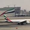 Máy bay của hãng hàng không Emirates tại sân bay quốc tế Dubai, UAE. (Ảnh: AFP/TTXVN)