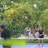 Người dân tham gia chơi pickleball tại sân chơi vừa mới được khánh thành. (Ảnh: Văn Dũng/TTXVN)