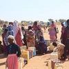 Người tị nạn Sudan sơ tán tránh xung đột sang Adre, Cộng hòa Chad. (Ảnh: AFP/TTXVN)