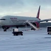 Một máy bay của Air India nằm trên đường băng ở Iqaluit, Canada ngày 15/10, sau khi hạ cánh khẩn cấp do bị đe dọa đánh bom.. (Ảnh: Reuters)