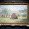 Bức tranh "Meules a Giverny" của danh họa Claude Monet được trưng bày tại nhà đấu giá Sotheby's ở New York, Mỹ ngày 3/5/2024. (Ảnh: AFP/TTXVN)