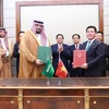 Thủ tướng Phạm Minh Chính và Bộ trưởng Kinh tế và Kế hoạch Saudi Arabia Faisal Al-Ibrahim chứng kiến ký biên bản ghi nhớ về hợp tác trong lĩnh vực kinh tế-thương mại giữa Bộ Công Thương Việt Nam với Bộ Kinh tế và Kế hoạch Saudi Arabia. (Ảnh: Dương Giang/TTXVN)