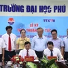 Lãnh đạo Cơ quan Thông tấn xã Việt Nam khu vực Miền Trung-Tây Nguyên và Trường Đại học Phú Yên ký kết hợp tác truyền thông. (Ảnh: Tường Quân)