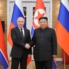 Ngày 19/6/2024, Tổng thống Nga Vladimir Putin (trái) và nhà lãnh đạo Triều Tiên Kim Jong Un ký hiệp ước về quan hệ đối tác chiến lược toàn diện giữa hai nước. (Ảnh: Yonhap/TTXVN)