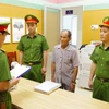 Cơ quan Công an tống đạt các quyết định đối với bị can Hà Thuận. (Báo Công an nhân dân)