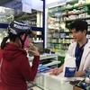 Người dân đến mua thuốc tại một cửa hàng thuộc hệ thống Pharmacity. (Ảnh: Đinh Hằng/ TTXVN)