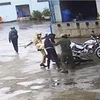 Cảnh sát có hành vi bạo lực với thanh niên vi phạm giao thông (Ảnh cắt từ video)