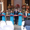 Các đại biểu cắt băng khai mạc triển lãm “Quỹ Bảo tồn Văn hóa của Đại sứ Hoa Kỳ - Hai thập kỷ hợp tác với Việt Nam”
