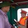 Đội Cảnh sát giao thông đường thuỷ số 1, Phòng cảnh sát giao thông Công an thành phố Hà Nội đo nồng độ cồn lái tàu trên sông Hồng.