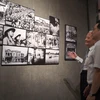 Khách tham quan triển lãm "Hà Nội - Một thành phố trong nhiếp ảnh".